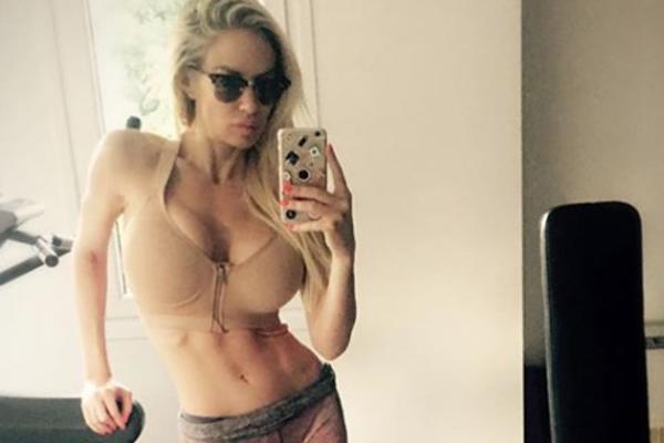 ZGODNA PLAVUŠA ZGROZILA SVET: Kada su čuli šta radi sa PLASTIČNOM ČAŠOM kada mora u WC, svima je postala FUJ!