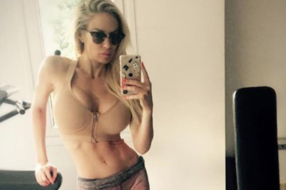 ZGODNA PLAVUŠA ZGROZILA SVET: Kada su čuli šta radi sa PLASTIČNOM ČAŠOM kada mora u WC, svima je postala FUJ!