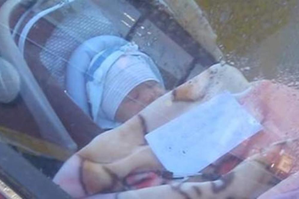 MAJKA OSTAVILA BEBU NA PARKINGU SA PORUKOM: Kada su prolaznici pročitali o čemu se radi, bili su zaprepašćeni!