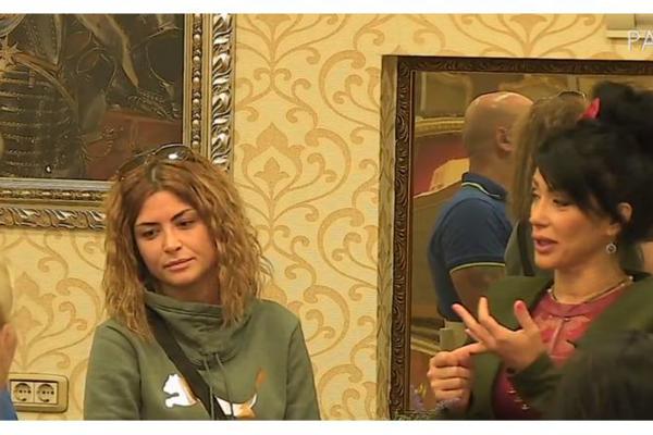 OPŠTI HAOS U PAROVIMA: Jelena Ilić NAJSTRAŠNIJE iziritirala Ivanove fanove i poručila im NEŠTO SRAMNO!