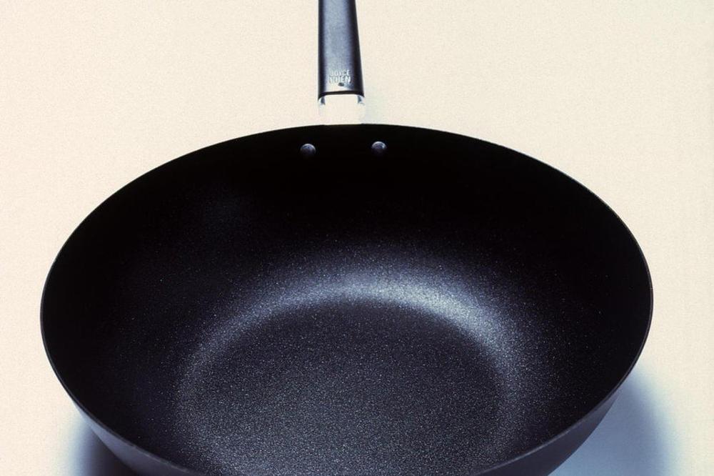 AKO IMATE JEDNU OD OVE TRI PROMENE NA TEFLONSKOM TIGANJU ODMAH GA BACITE: Ugrožava ZDRAVLJE, a toga niste ni SVESNI