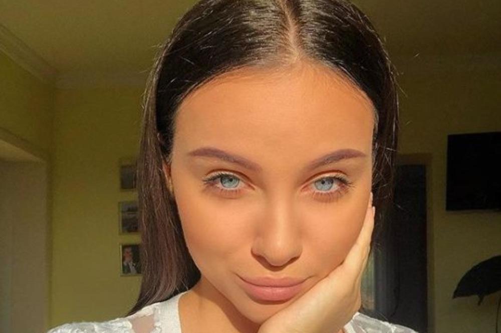 LUKASOVA SNAJKA ZNA KAKO DA PRIVUČE PAŽNJU: Objavila fotke BUJNIH GRUDI od kojih zastaje dah! (FOTO)