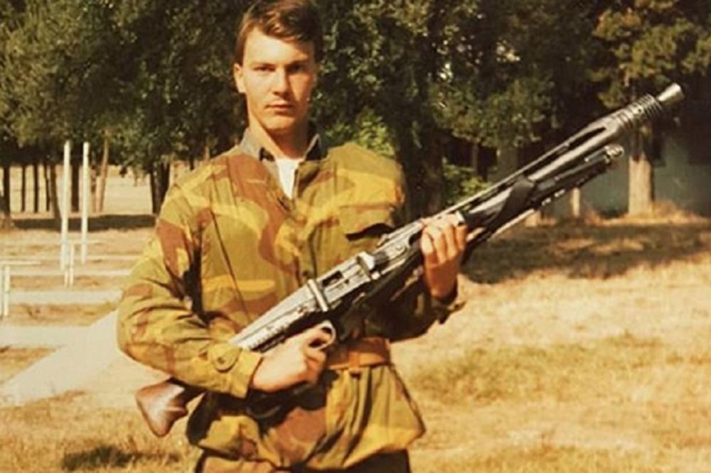 DA LI GA PREPOZNAJETE? Nekad specijalac s mitraljezom naoružan do zuba, a danas jedan od najvažnijih ljudi u Srbiji