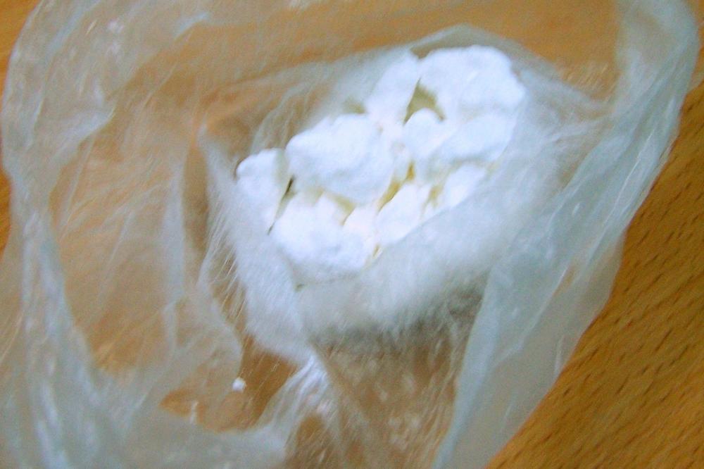 MLADIĆ (23) IZ KURŠUMLIJE KRIO KOKAIN U JASTUKU: Policija mu upala u stan, našli su 5,7 grama!