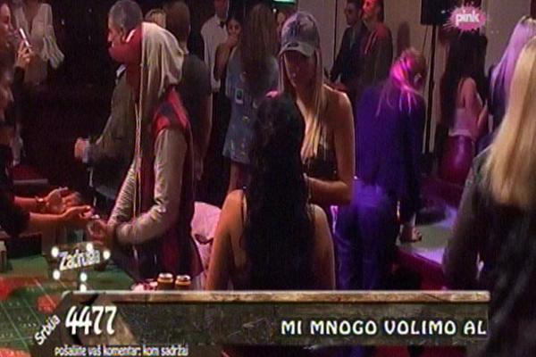 AU, KAKAV BLAM! Luna se zaletela da zagrli bivšu zadrugarku, ona je totalno ISKULIRALA (VIDEO)