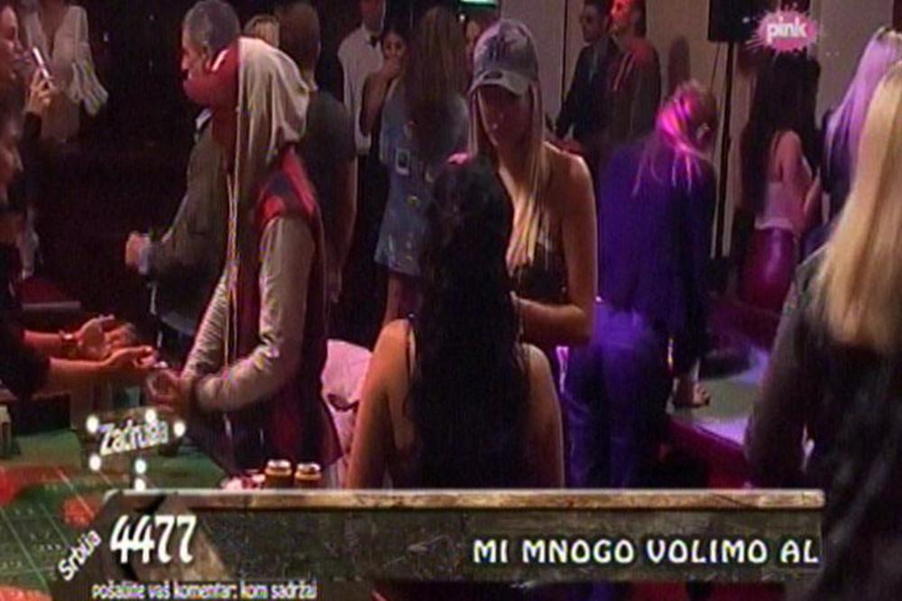 AU, KAKAV BLAM! Luna se zaletela da zagrli bivšu zadrugarku, ona je totalno ISKULIRALA (VIDEO)