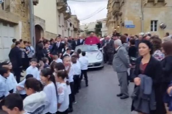 DECA VUKU KONOPCEM NJEGOV PORŠE, A ON PARADIRA! Sveštenika sa Malte svi osudili zbog BAHATOSTI (VIDEO)