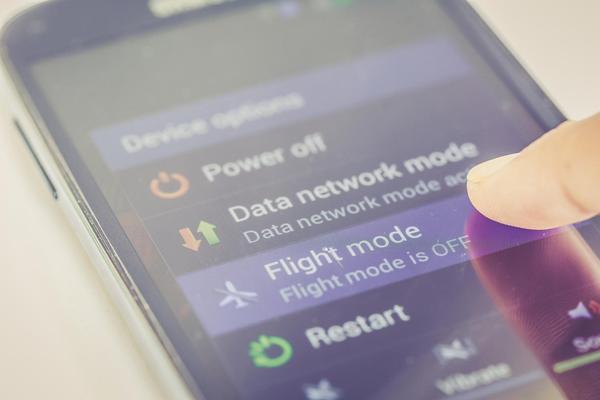ŠTA ĆE SE DESITI AKO U AVIONU NE UKLJUČITE AIRPLANE MODE? Dobro zapamtite ove PILOTOVE reči!