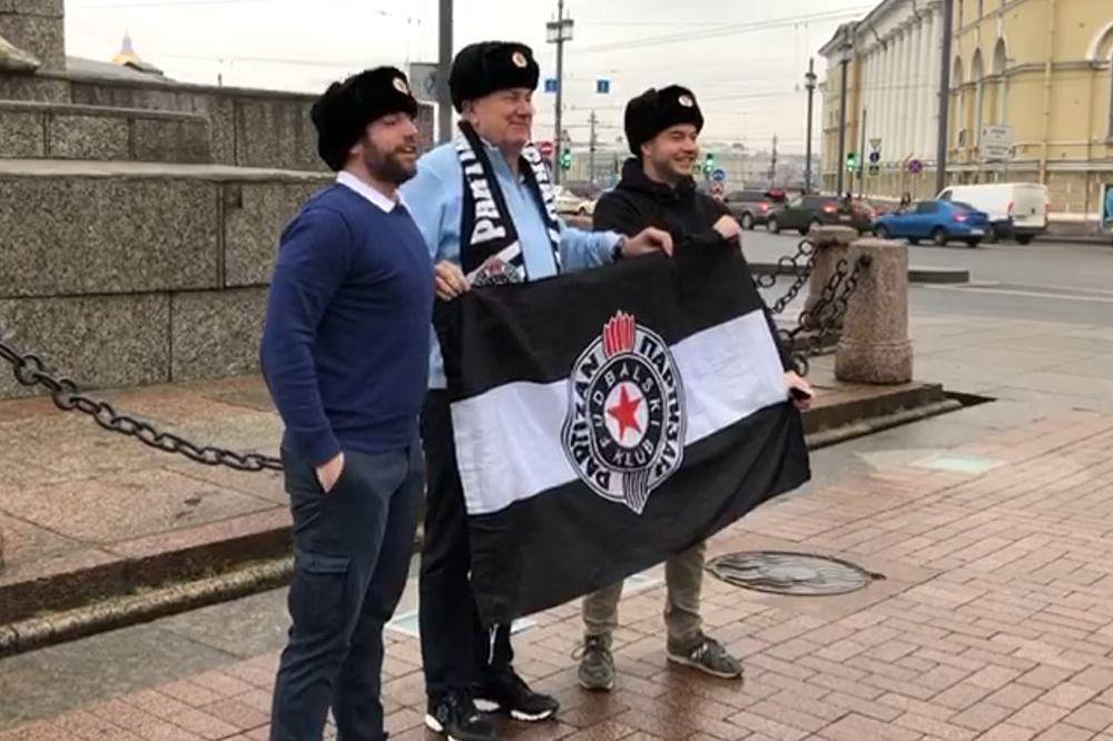 ZBOG PARTIZANA I NA KRAJ SVETA AKO TREBA: Odjekuje pesma Grobara u Sankt Peterburgu!