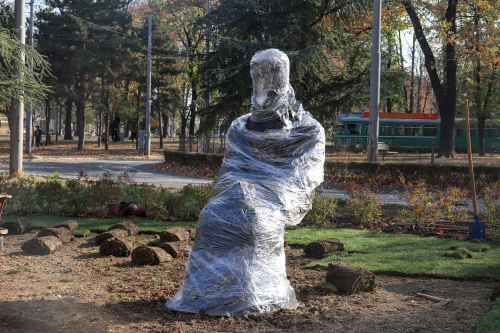 U NAJLON KESI GLEDA DIREKT U KAFIĆ: Spomenik patrijarhu Pavlu postavljen u srcu BG-a! (FOTO)