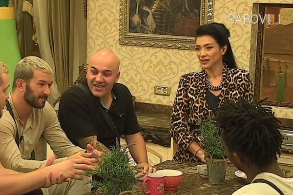 OD KAD JE VENDI TU BAKI STOJI KAO FIKUS: Popularni denser ne sme da PISNE od pevačice!