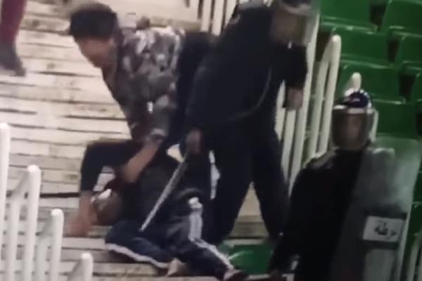 POLICAJAC KOJI JE ZGROZIO SVET: Tukao navijača dok je nepomičan ležao na zemlji, nije prestao ni kad se onesvestio!