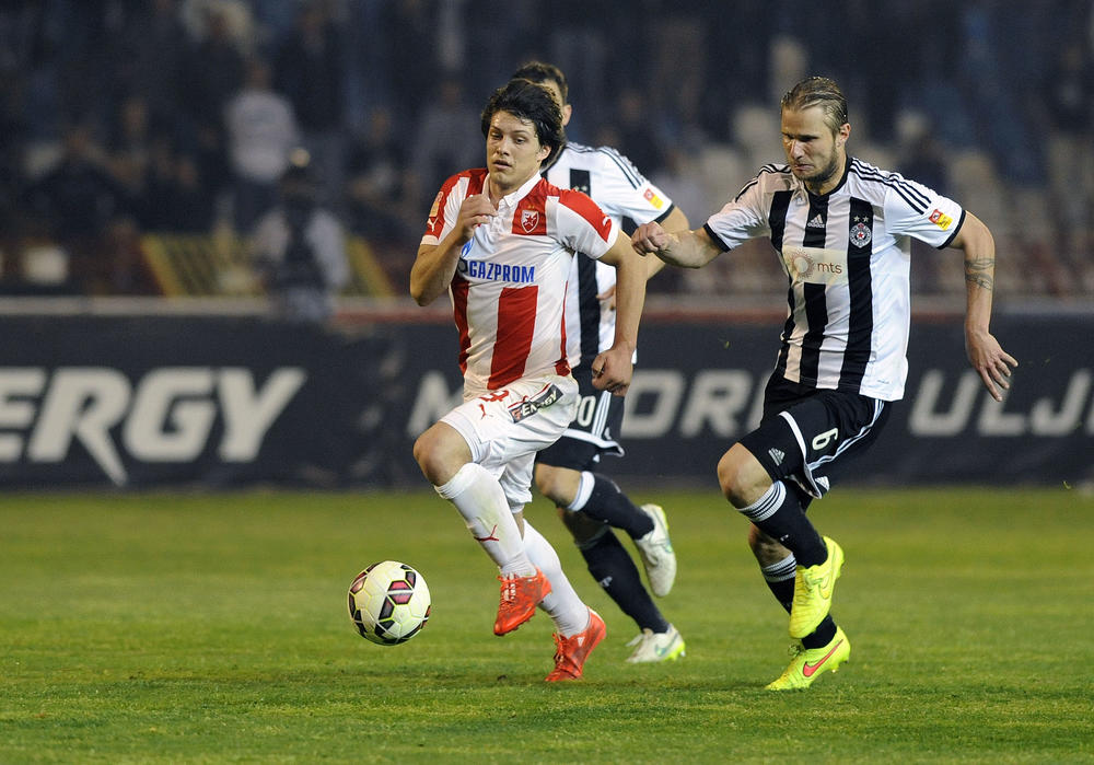 Luka Jović u duelu sa Gregorom Balažicom  