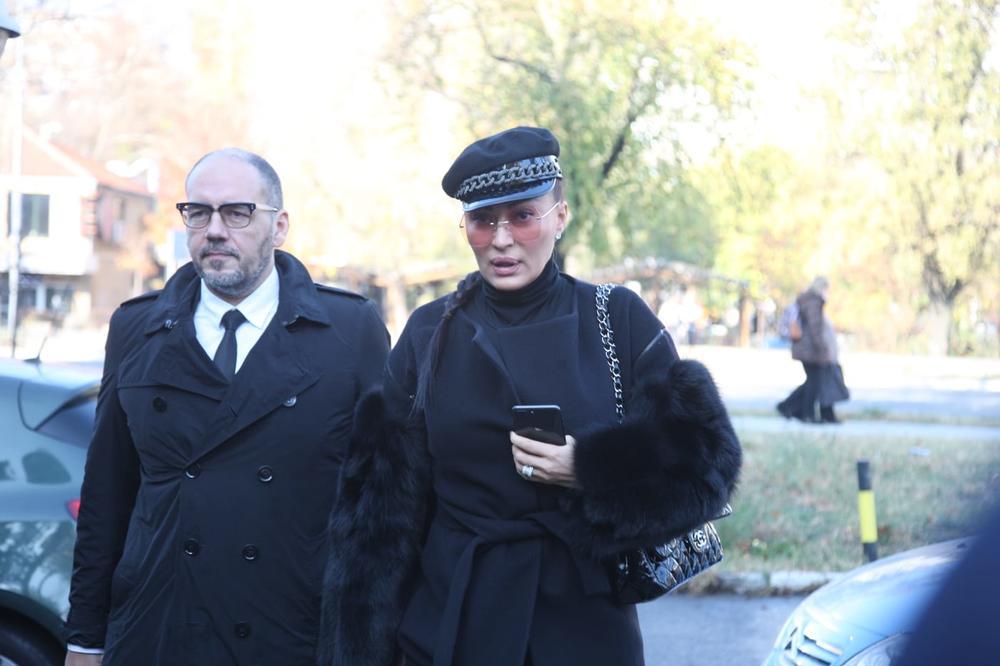 CECA DOŠLA, KARLEUŠA IZOSTALA: Folk diva doživela šok ispred suda! (VIDEO)