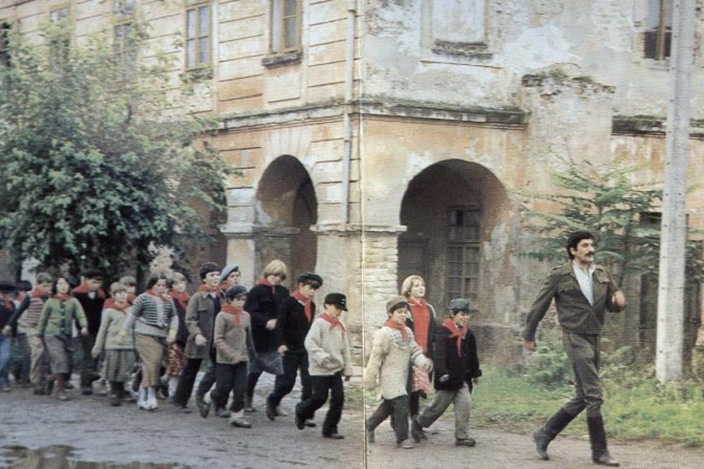 OTKRIVAMO NAJVEĆU TAJNU FILMA IDEMO DALJE: Šta se ZAISTA krije iza refrena PEVAJU MAŠINKE LEPŠE NEGO PTICE