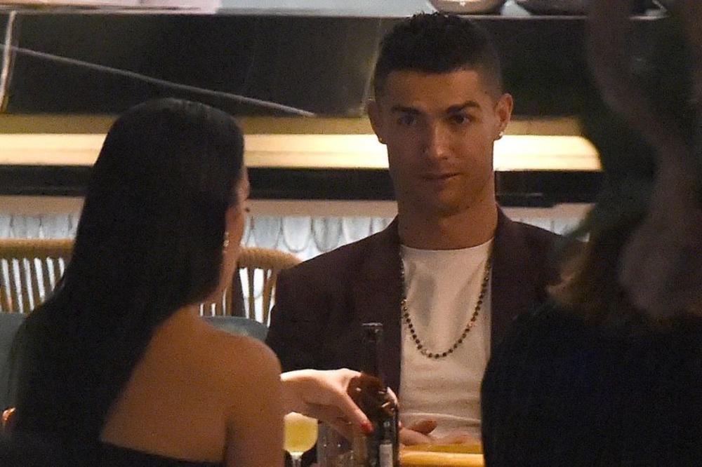 RONALDOVA DRAGA CEVČI PIVO IZ FLAJKE KAO PRED ZADRUGOM: Dok Portugalac gustira vince od 30.000 evra!