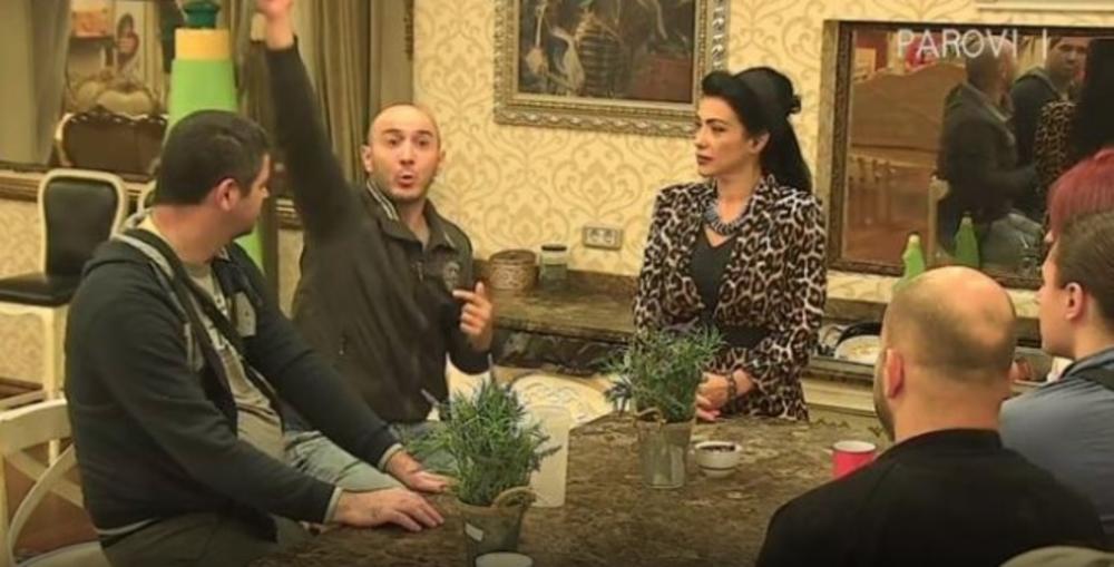 Conja izbacuje voditeljku  