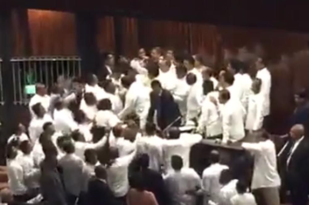 MASOVNA TUČA U PARLAMENTU! Poslanike šutirali na zemlji, svuda letele flaše vode! (VIDEO)
