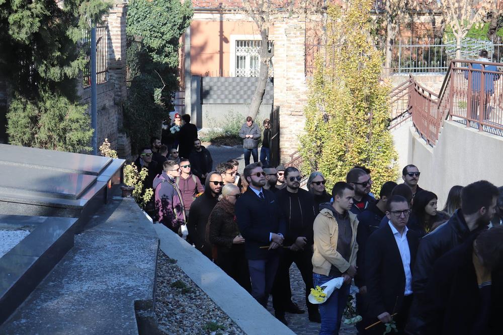 ŽUTE RUŽE ZA PRERANO PREKINUT ŽIVOT! Ovo je simbolika cveća koje prijatelji donose Mariji na sahranu! (FOTO)