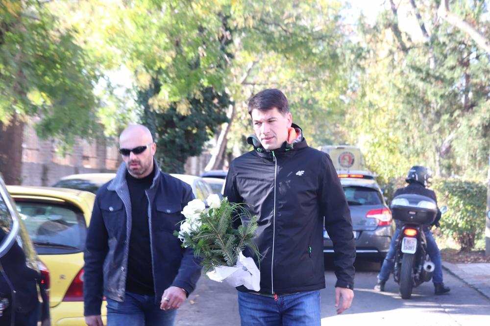 GEST VIKTORA SAVIĆA SU SVI PRIMETILI: Došao je na Marijinu sahranu, a svi su gledali u OVAJ DETALJ (FOTO)