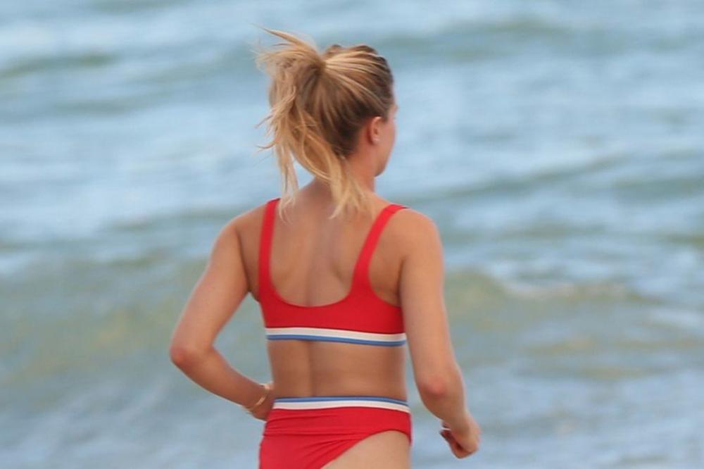 ČUVARKA PLAŽE U ZIMSKOM PERIODU: Crveni bikini se uvukao, a pozadina seva na plaži! Niko ne prestaje da gleda!