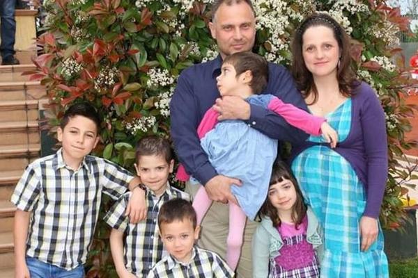 SAMOHRANA MAJKA SA 6 MALOLETNE DECE ŽIVI U PAKLU! Njena ćerka boluje od cerebralne paralize, NE HODA, NE PRIČA...