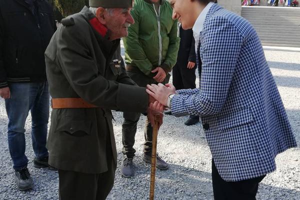 ANA BRNABIĆ SE POKLONILA ĐORĐU MIHAJLOVIĆU! Zatim je položila cveće srpskim herojima na Zejtinliku (FOTO)