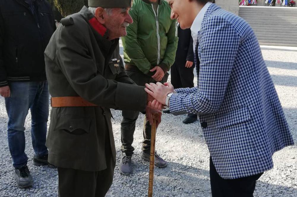 ANA BRNABIĆ SE POKLONILA ĐORĐU MIHAJLOVIĆU! Zatim je položila cveće srpskim herojima na Zejtinliku (FOTO)