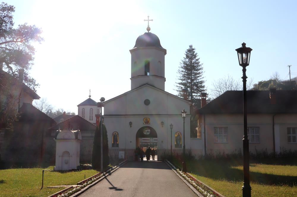 KAKO JE MANASTIR RAKOVICA "ŠETAO" KROZ VEKOVE? Tajne su ZAKOPANE ispod AVALSKIH NJIVA!