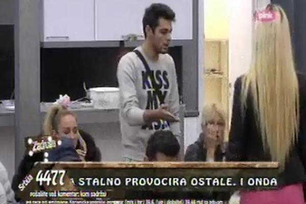 MARIJANA BRUTALNO PONIZILA DOROTEU: Vidi ti se dupe! Spusti suknju!