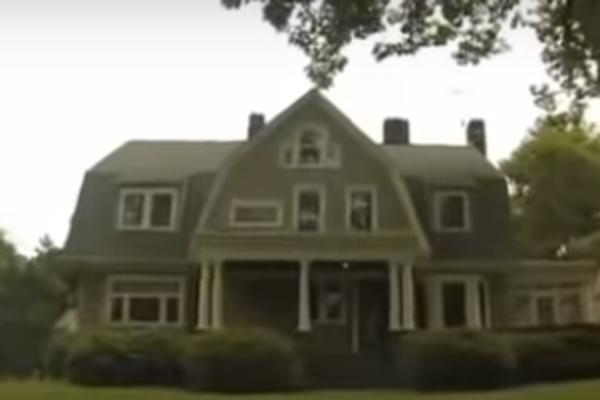 POGLEDAJTE KROZ PROZOR, MOGU BITI BILO KO! Porodica se uslelila u kuću, a onda su počela da im stižu JEZIVA PISMA