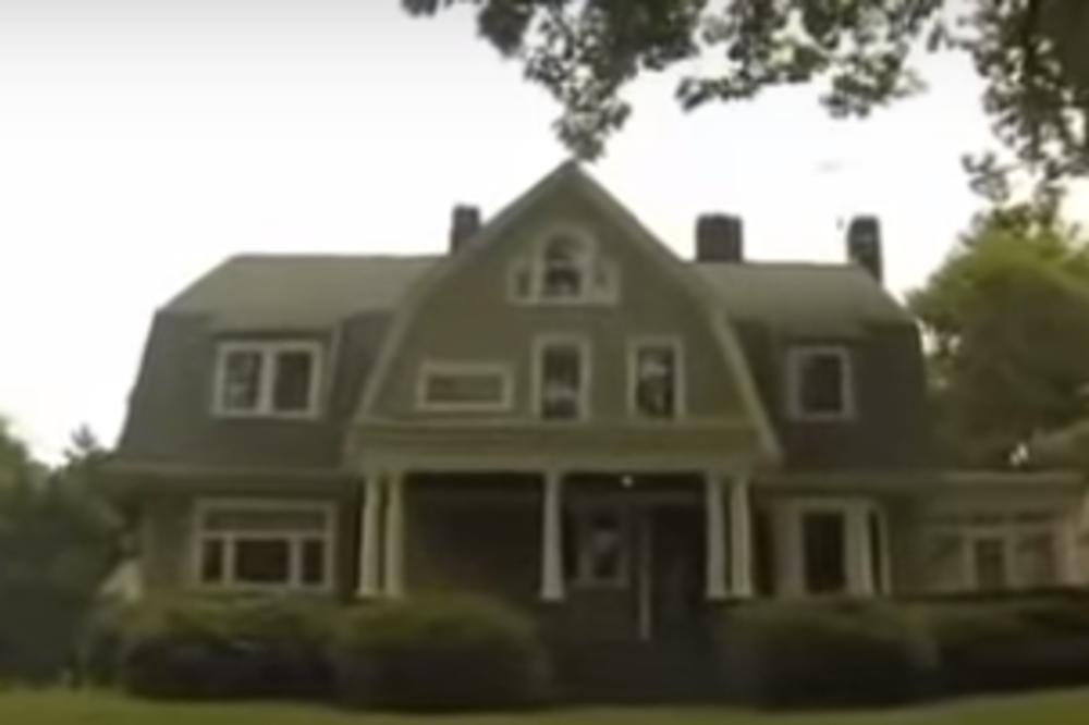 POGLEDAJTE KROZ PROZOR, MOGU BITI BILO KO! Porodica se uslelila u kuću, a onda su počela da im stižu JEZIVA PISMA