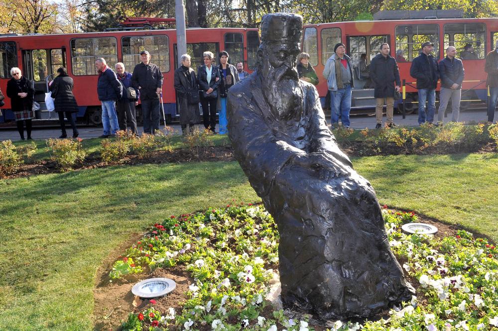 PAVLE LEVITIRA KAO KOPERFILD: Brutalne prozivke na račun spomenika najvoljenijem srpskom patrijarhu (FOTO)