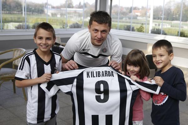 NOVINARI SE DRUŽILI SA DECOM I FUDBALERIMA PARTIZANA: Onda se pojavio Saša Ilić i oduševio mališane!