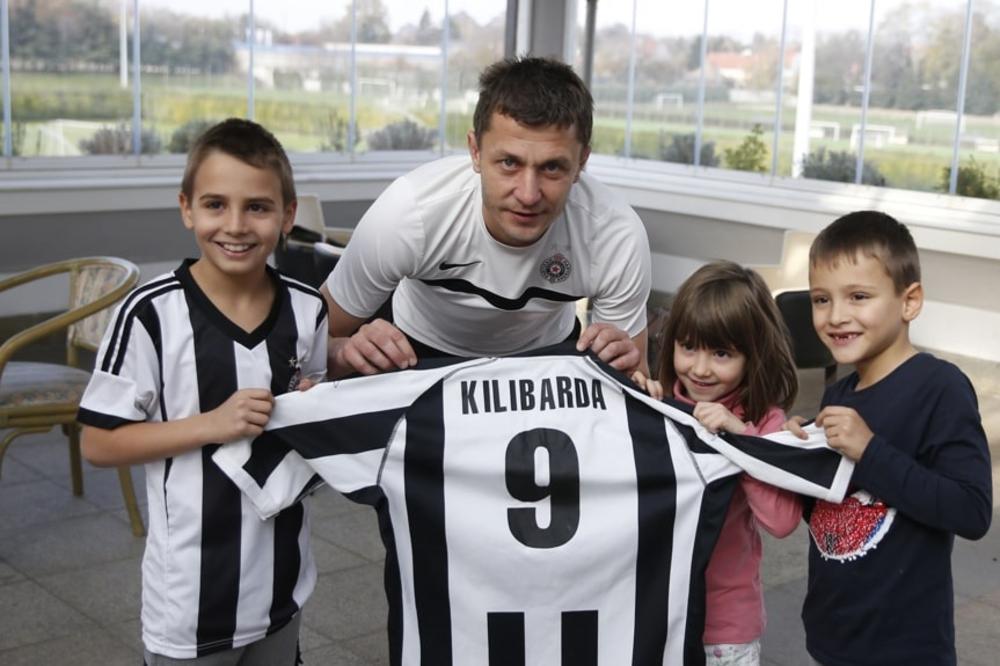 NOVINARI SE DRUŽILI SA DECOM I FUDBALERIMA PARTIZANA: Onda se pojavio Saša Ilić i oduševio mališane!