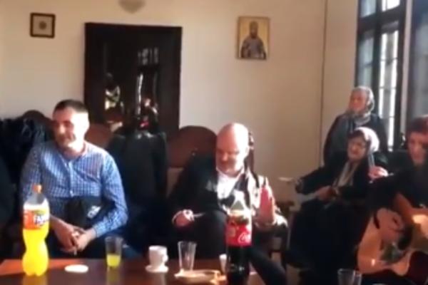 REPOVALI U MANASTIRU GRAČANICA: Arhimandrit Ilarion na gitari pratio Beogradski sindikat! (VIDEO)