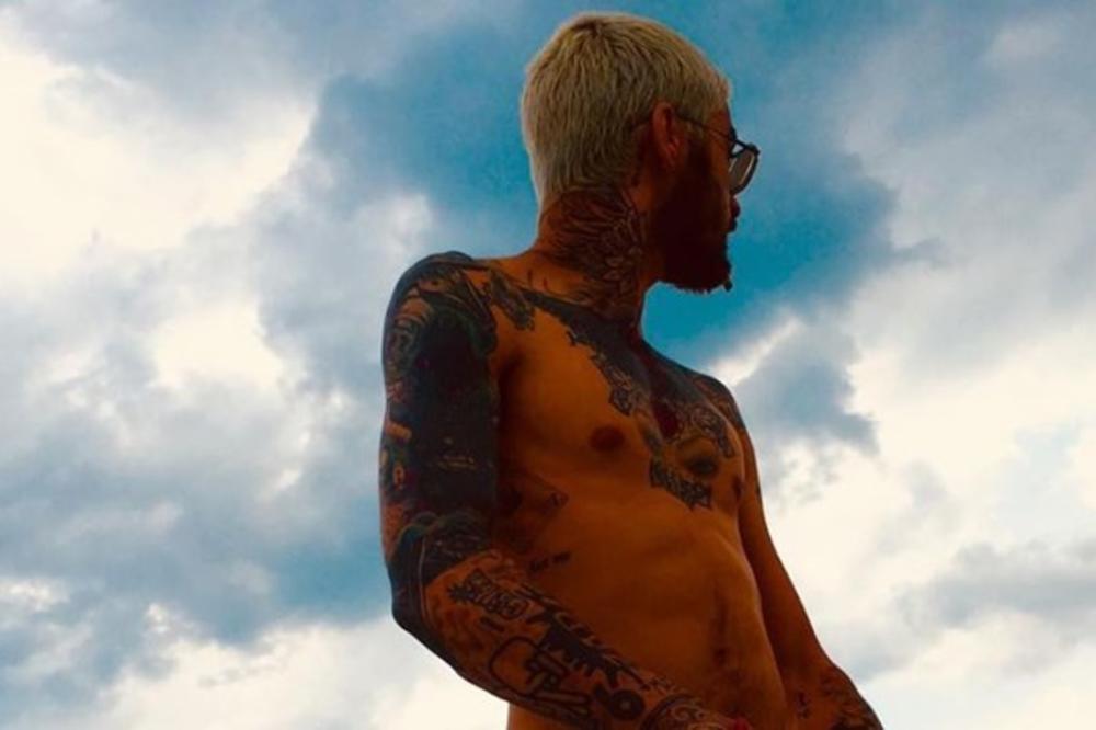 SLAVNI PEVAČ ODBACIO MUSLIMANSKU VERU: Izjavio da nije musliman, pa ga fanovi nazvali NEZAHVALNOM BUDALOM!