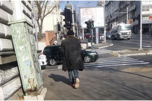 MISTERIOZNI AFRIKANAC POPEO SE NA ZGRADU MINISTARSTVA FINANSIJA I TAMO POLA SATA LEŽAO NA PROZORU: Onda je pobegao