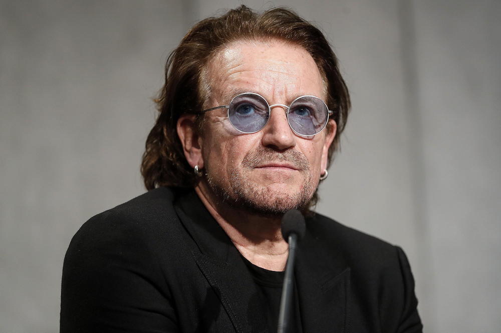BONO HUMANISTA: Pevač U2 povodom božićnih praznika pevao za beskućnike (VIDEO)