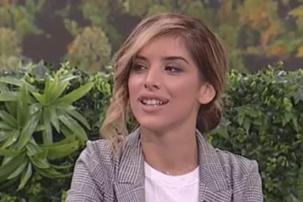 IMA SAMO JEDNU PLASTIČNU OPERACIJU? Pevačica tvrdi da je radila samo usta PROCURELE FOTKE NA KOJIMA NE LIČI NA SEBE