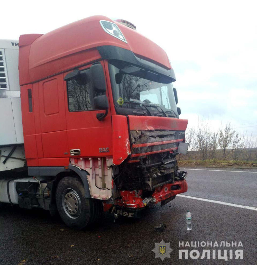 Kamion u koji se zakucao auto