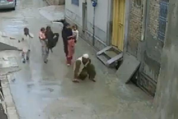 DAJETE PARE PROSJACIMA NA ULICI? Pogledajte pažljivo ovaj snimak! (VIDEO)