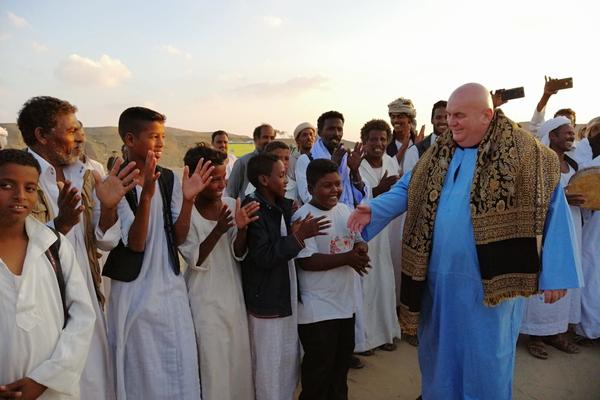 PALMA OD ARABIJE: Posle jahanja kamile, Markovića dočekali kao cara i u beduinskom selu (VIDEO) (FOTO)