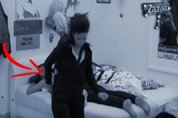 VIŠE SE NE KRIJU: Nakon što je otkriveno da su LEZBEJKE, u krevetu im se pridružio ON!