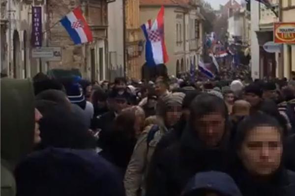 HRVATI MARŠIRAJU VUKOVAROM: Kolinda obula čizme koje PROVOCIRAJU SRBE (VIDEO)