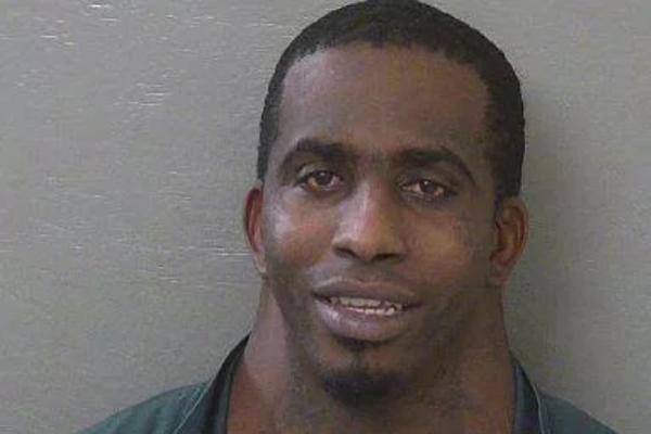 CEO SVET GLEDA OVOG ROBIJAŠA I NE VERUJE: Čoveče, ŠTA ti je to što imaš ispod glave??? (FOTO)