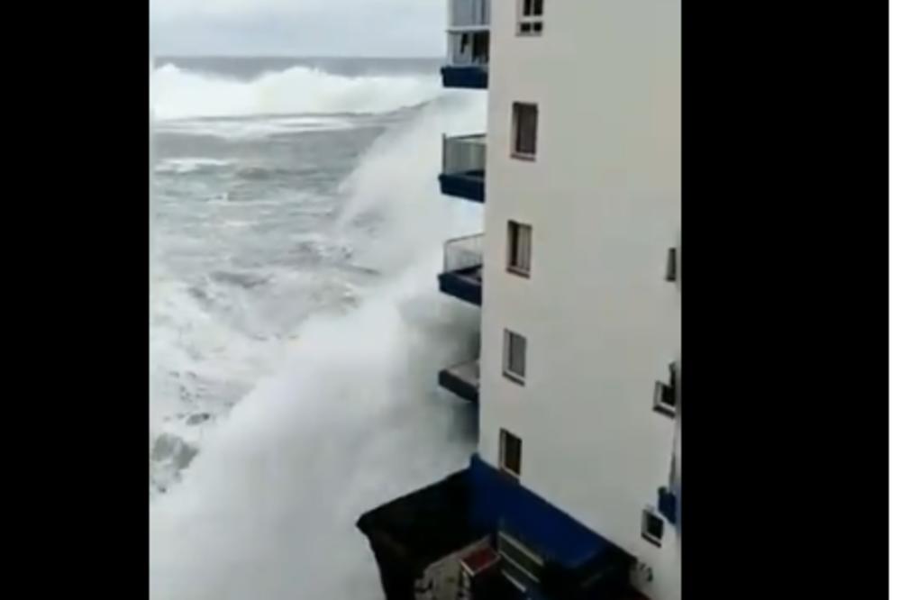 TALASI VISOKI 13 METARA DOPIRALI SU DO BALKONA NA TREĆEM SPRATU! Zastrašujuća oluja pogodila Tenerife! (VIDEO)