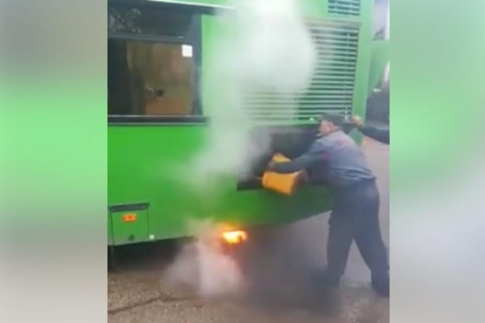 ZAPALIO SE AUTOBUS, VOZAČ GASI VATRU S KANTOM VODE: Ovakve krntije nas voze! (VIDEO)