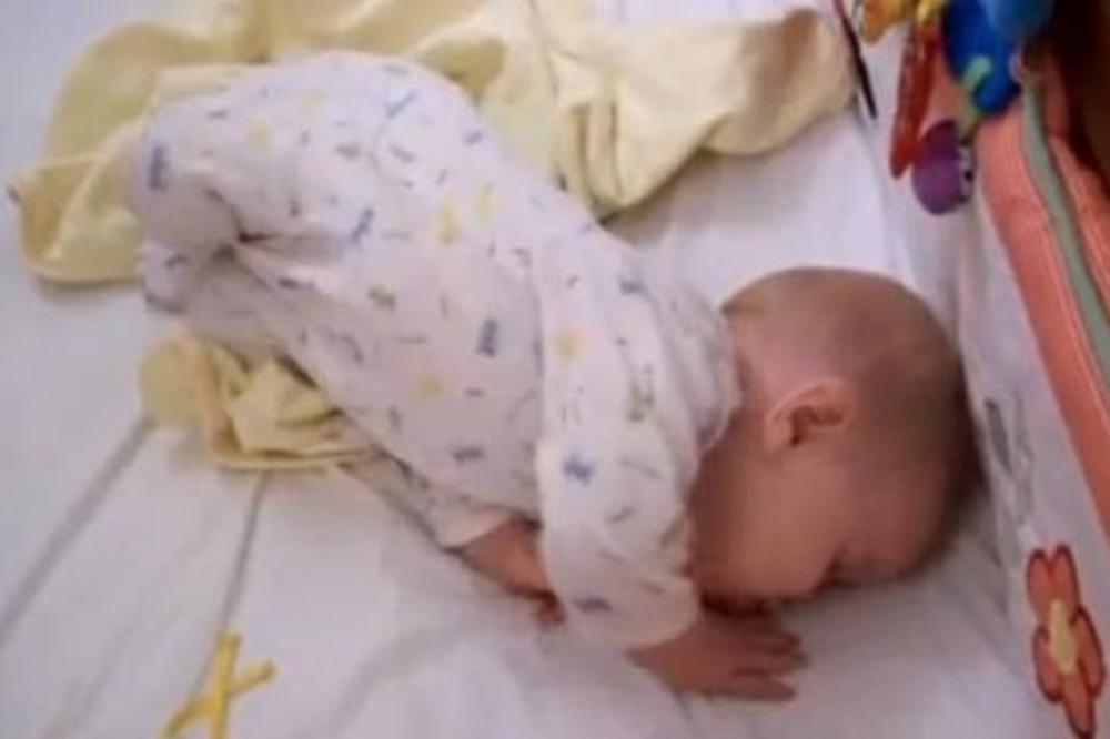 MAJKA JE POKUŠALA DA PROBUDI BEBU, ALI JOJ NIJE USPELO: Njena reakcija je neverovatna! (VIDEO)