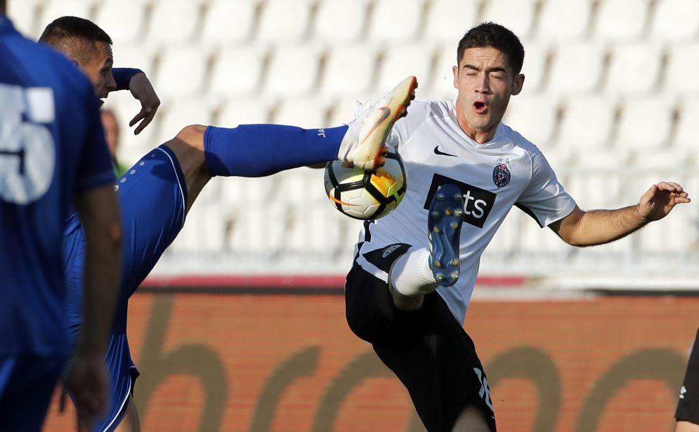 Saša Zdjelar u crno-belom dresu  